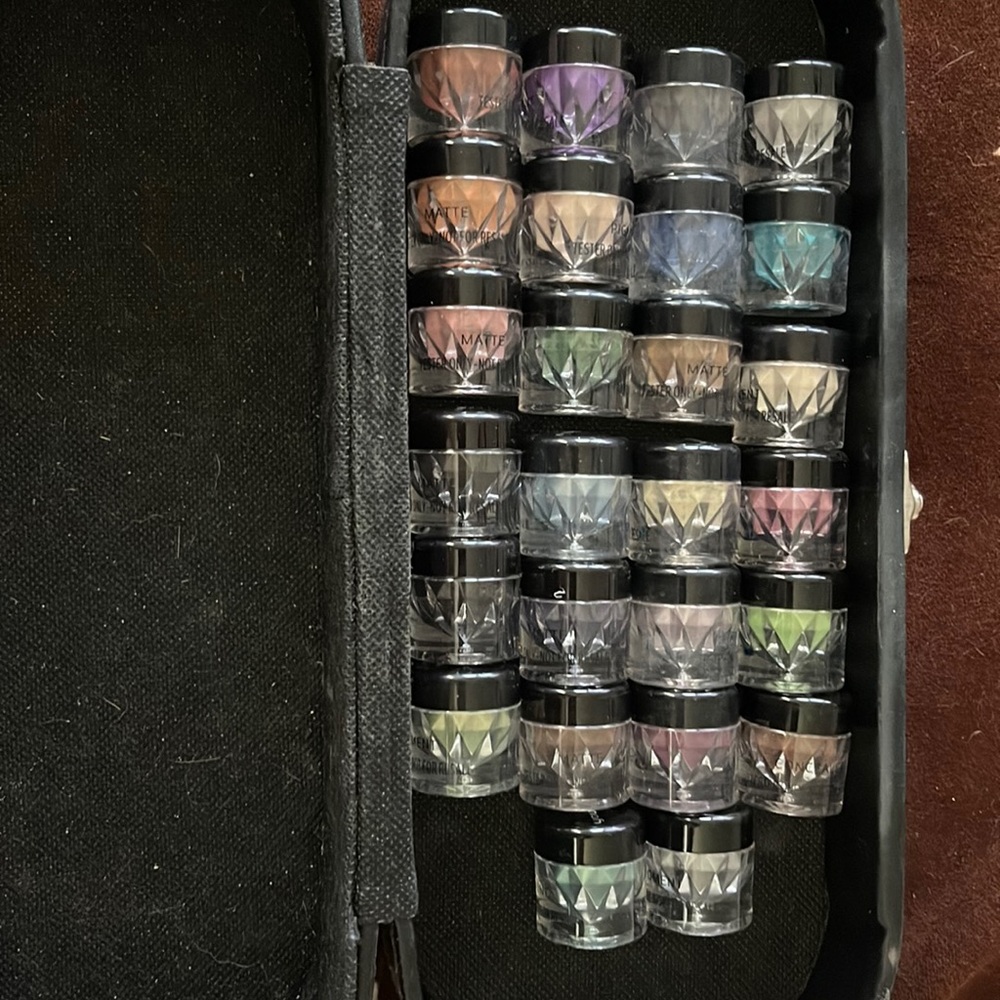 Younique pigments